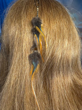 Load image into Gallery viewer, Feather Hair Xtension 66 Crystals Seed Beads (4 Feathers)